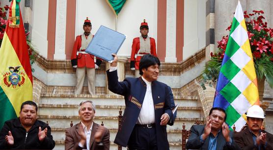 Evo Morales muestra el decreto de nacionalización ayer en La Paz