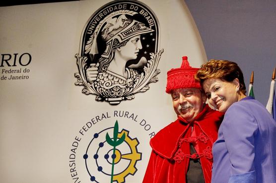 Roussef acompañó a Lula a recibir el Honoris Causa de Universidad Fluminense