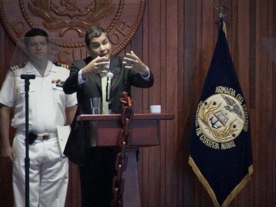 Correa diserta en la Academia de la Armada