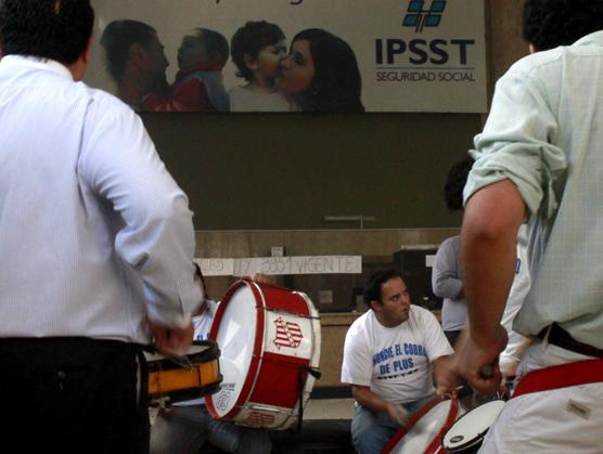 La medida de fuerza, que comenzó el lunes, es en reclamo de un incremento salarial del 35 por ciento