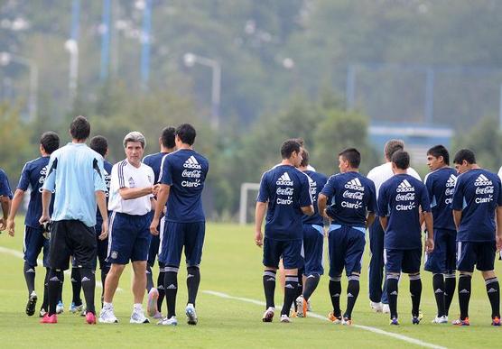 Trobbiani saludando a los jugadores