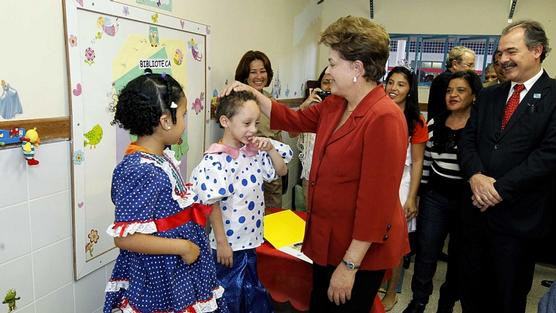 Roussef con niños de una escuela en Brasilia