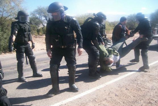 Policías reprimen a los manifestantes