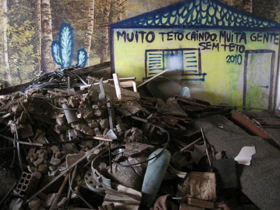 "Mucho techos se caen; mucha gente sin techo" en mural abandona