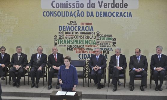 Rousseff, junto a ex presidentes en el juramento de la Comisión