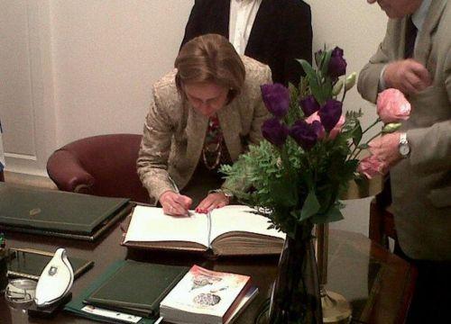 Beatriz Rojkés estampa su firma en el acta protocolar ayer