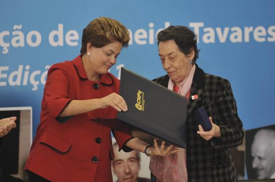 Rousseff entrega distinción a Maria da Conceição Tavares