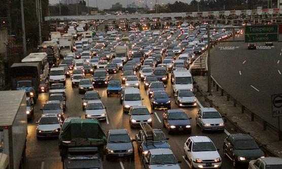 Miles de vehículos empezaron anoche el éxodo hacia diversos destinos para pasar unas mini vacaciones