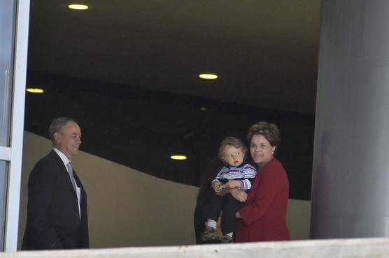 Rousseff pasea con su nieto ayer en Brasilia