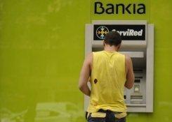 Un español operando un cajero de Bankia