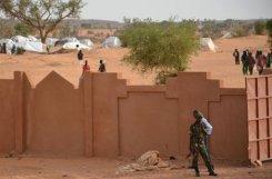 Soldado custodia campo de refugiados en Mali