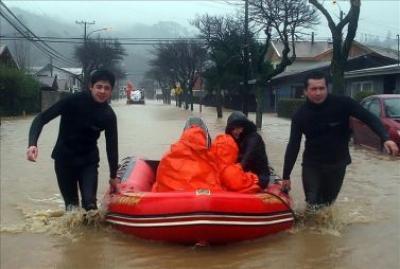 Rescate de evacuados en plena lluvia