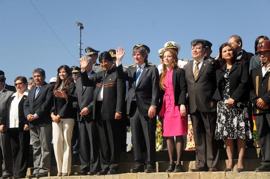 Morales y Boudou en el monumento a las heroínas