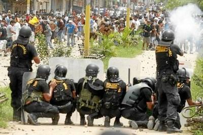 Policías reprimen a mineros ayer