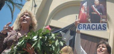 Mujeres con flores en la tumba de Pinochet