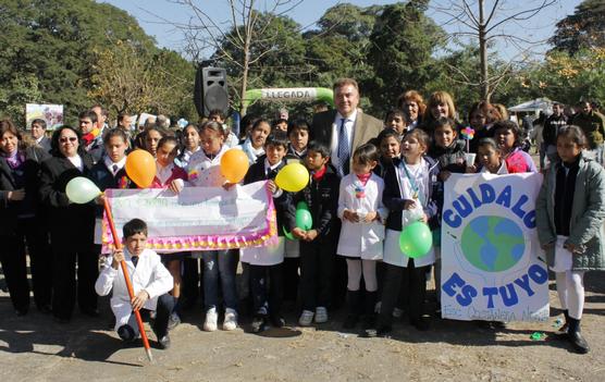 El Intendente junto a los niños en el Parque 9 de Julio