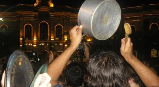 Golpeando cacerolas para pedir que se levante la restricción a la venta de dólares