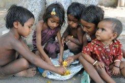 Niños desplazados hacia el hambre y la marginalidad