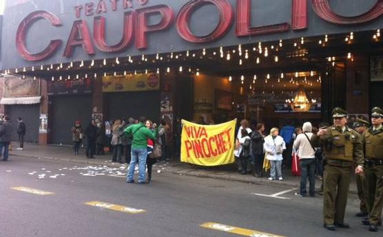 Pinochetistas en las puertas del Teatro Caupolicán