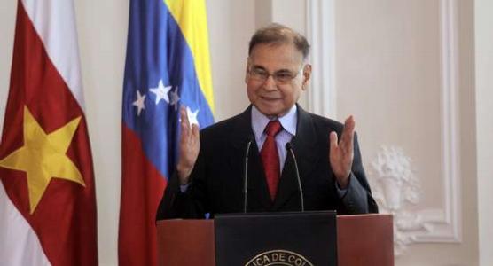 Alí Rodriguez Araque durante su conferencia en Quito