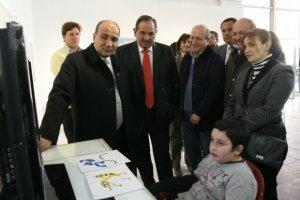 Alperovich visitó muestra de dibujos de niño autista