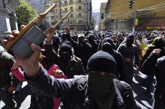 Policías encapuchados recorren las calles de La Paz