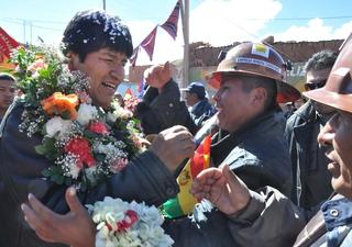 Trabajadores abrazan a Evo Morales ayer en La Paz