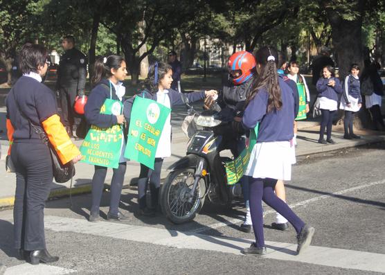 Alumnos Escuela de Comercio en avenida Sarmiento