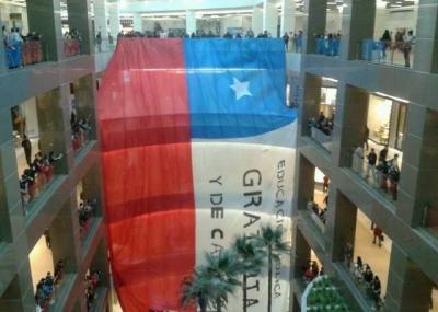 Estudiantes desplegaron bandera en un shopping