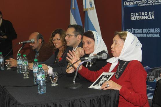 Madres de Plaza de mayo en la inauguración