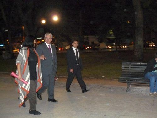 Baltazar Garzón caminando por Plaza Urquiza