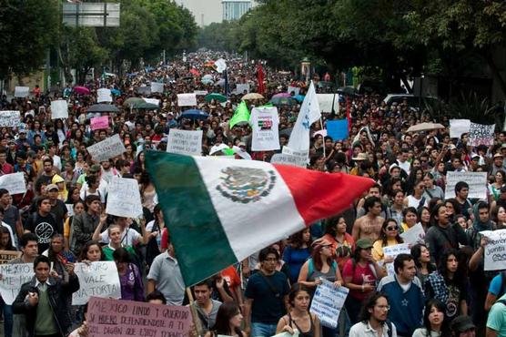 Militantes de #YoSoy132 marchaban en Ciudad de México para protestar contra Enrique Pena Nieto