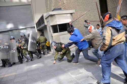 Marchistas golpean a policías en La Paz