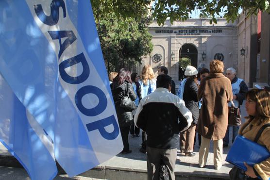 El Sindicato de Docentes Privados de Tucumán, se movilizó ayer en las puertas de la UNSTA