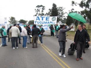 Pasajeros obligados a caminar hacia el aeropuerto