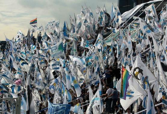 Miles de militantes ya tienen los trapos preparados, varias organizaciones peronistas participarán del acto de hoy