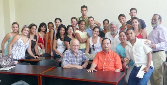 Estudiantes cubanos con el autor de la nota