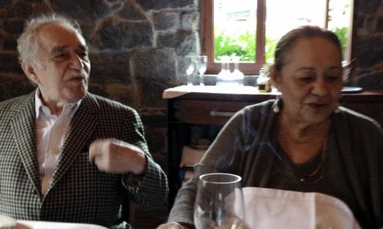 Gabo y su esposa en un restaurante