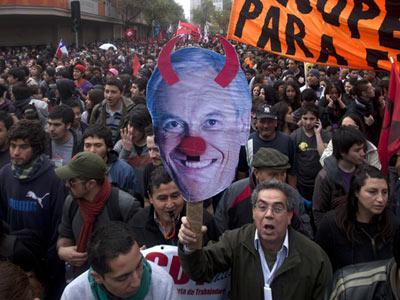 Piñera ridiculizado en marcha sindical