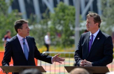 El presidente del comité olímpico organizador de los Juegos de Londres-2012, Sebastian Coe (izq), en una rueda de prensa