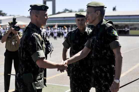 El general Enzo Peri saluda al General Gerson Menandro Garcia Freitas