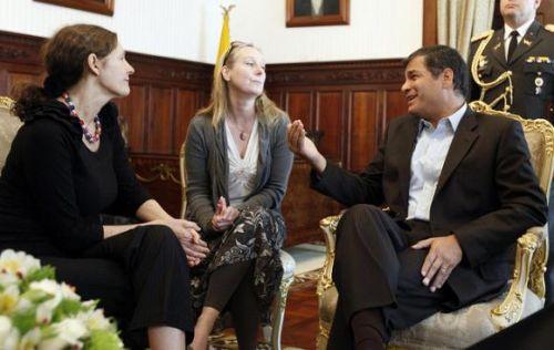 Correa recibió a Christine Assange, ayer en Quito