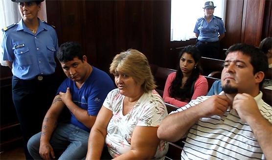 Los hermanos Gómez junto a su madre Irma Medina