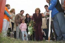 Beatriz de Alperovich visitando las obras