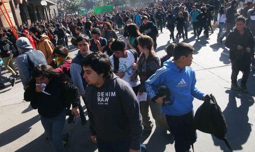 Gases policiales caen sobre los estudiantes chilenos