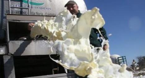 Productores tucumanos derramaron ayer la leche de los tambos