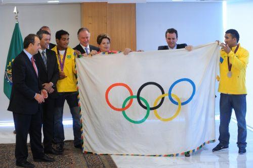 Rousseff en medio de medallistas con bandera olímpica