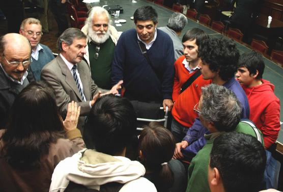 Autoridades de la UNT escuchando a los alumnos y padres de la EAS