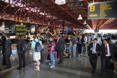 Las filas de pasajeros en los aeropuertos brasileños