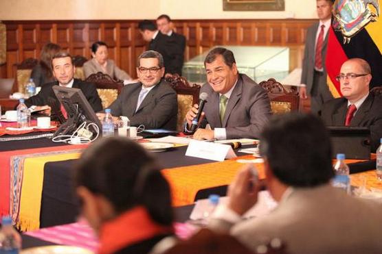 Rafael Correa durante el encuentro con periodistas internacionales